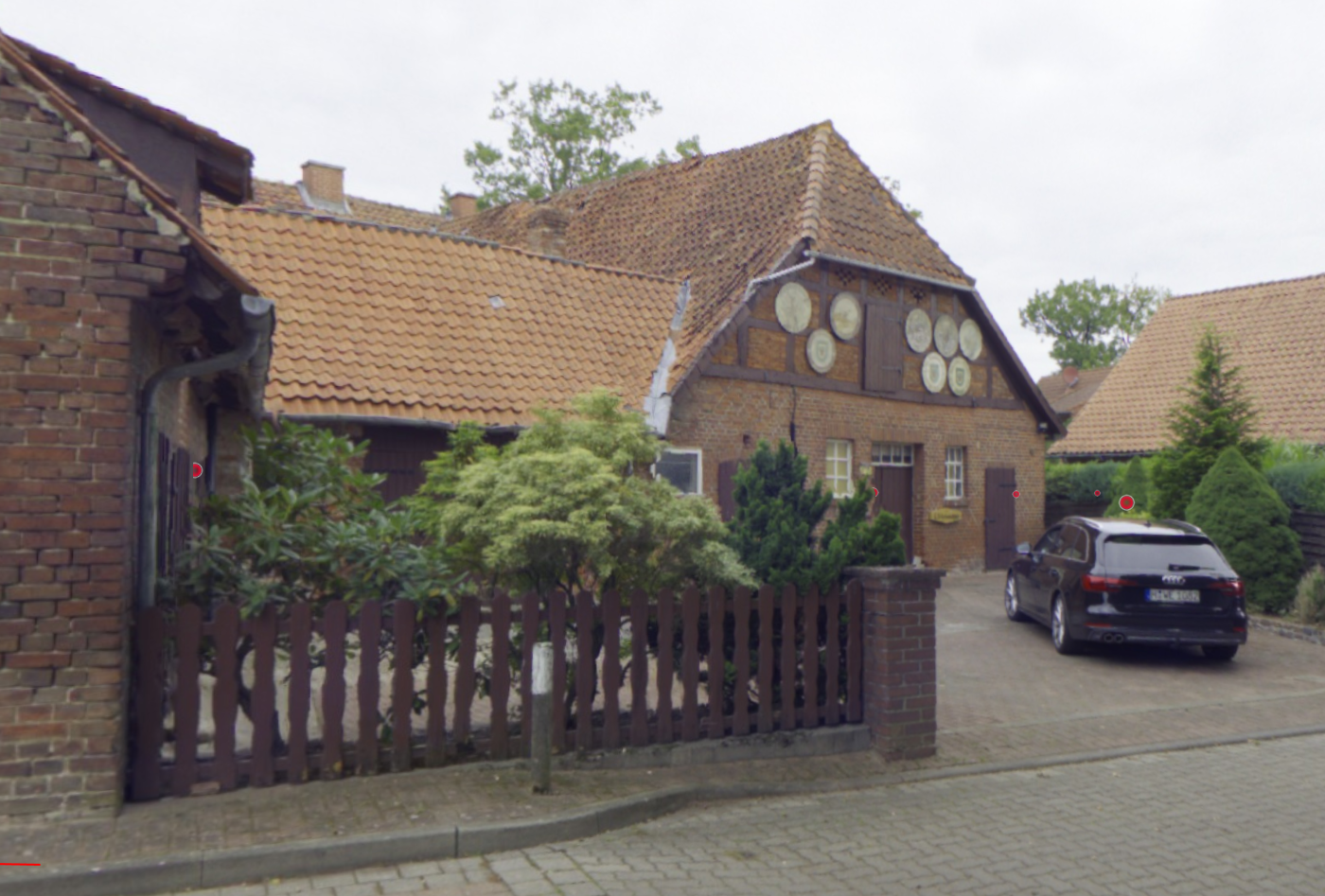 Panoramaansicht der Hofzufahrt und Backsteinfassade in Pechriede 13