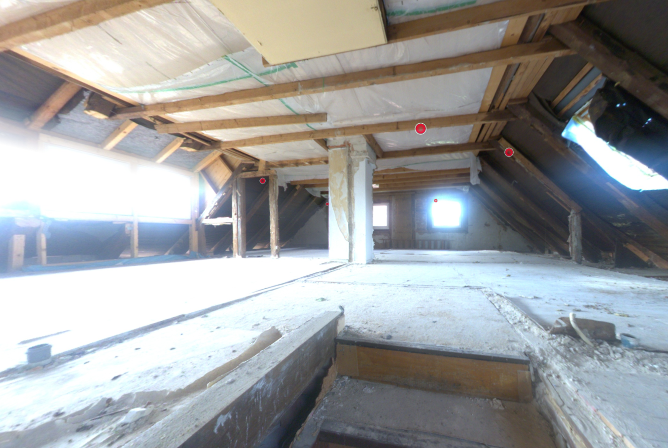 Dachboden Tannenweg 16 mit sichtbaren Holzbalken, Dachschrägen, Schornstein und Treppenöffnung