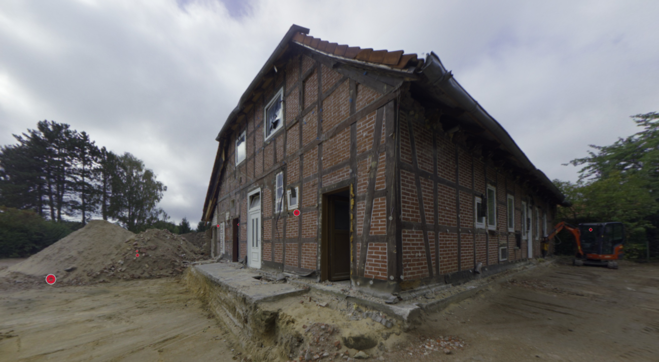 Fachwerkfassade am Tannenweg 16 mit sichtbaren Erdarbeiten zum Aufnahmezeitpunkt
