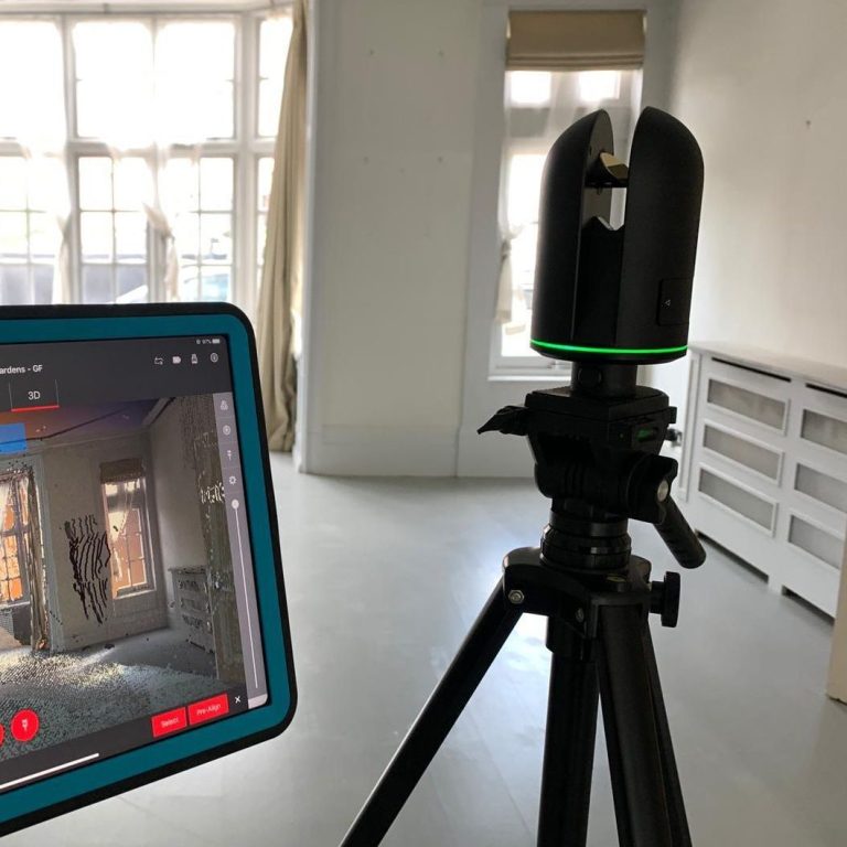 Ein Leica BLK360 Laserscanner auf einem Stativ scannt einen hellen Raum, während die Ergebnisse live auf einem Tablet-Display angezeigt werd