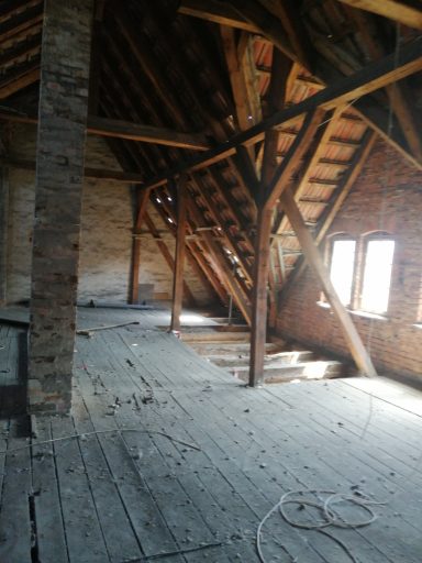 Dachboden am denkmalgeschützten Gebäude in Wittenberge mit undichter Dachkonstruktion, beschädigten Holzbalken und morsch gewordenen Dielen