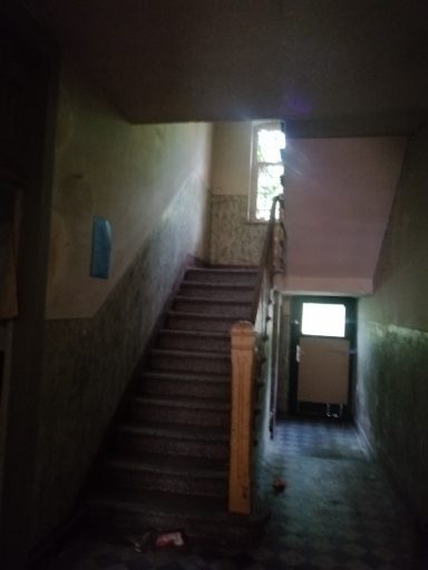 Treppenhaus eines Altbaus in Wittenberge mit massiver Bauweise vor der Sanierung.