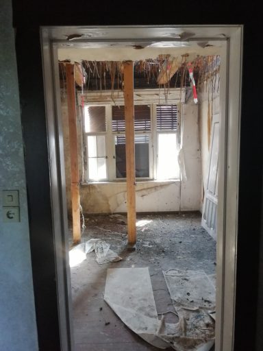 Innenaufnahme eines Gebäudes in Wittenberge mit provisorischen Stützen zur Sicherung der Decke aufgrund akuter Einsturzgefahr.