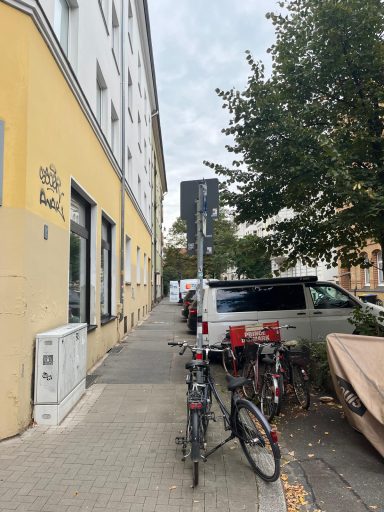 Straßenansicht eines Gebäudes in der Flüggestraße Hannover mit Gehweg und Umgebung vor der 3D-Bestandsvermessung