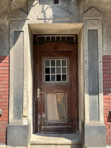 Detailaufnahme des Hauseingangs eines denkmalgeschützten Gebäudes in Wittenberge mit originaler Tür, Stuckelementen 