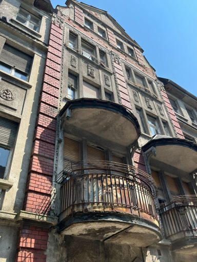 Detailaufnahme der historischen Balkone eines denkmalgeschützten Gebäudes in Wittenberge mit originalen Geländern - Erhaltenswert