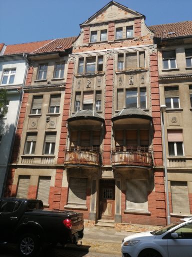 Straßenansicht eines denkmalgeschützten Wohngebäudes in der Rathausstraße 11 in Wittenberge im unsanierten Zustand 