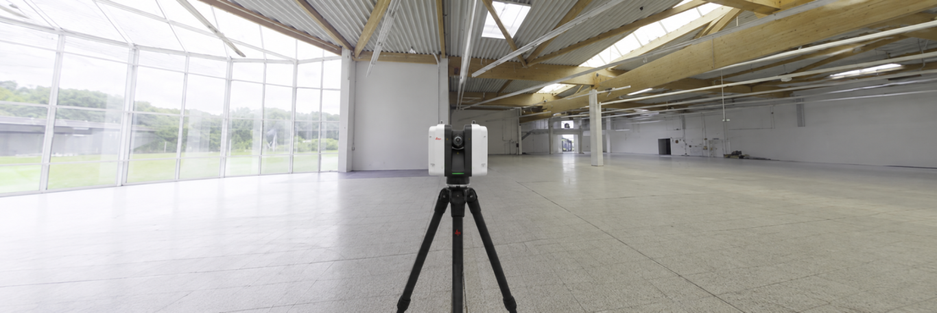 Leica RTC360 bei der digitalen Bestandsaufnahme einer ehemaligen Baumarkthalle in Bad Fallingbostel. Die 3D-Vermessung dient als Grundlage f