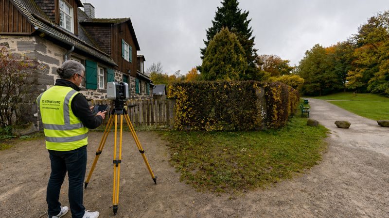 Digitaler Zwilling Aufseherhaus – 3D Laserscanning im Denkmalschutz 3D Laserscanning Aufseherhaus Denkmalschutz verformungsfreies Aufmaß mit Leica RTC360 Bestandsgebäude