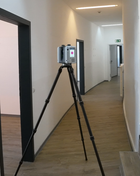 Leica Laserscanner auf Stativ bei der digitalen Bestandsaufnahme eines Gebäudes