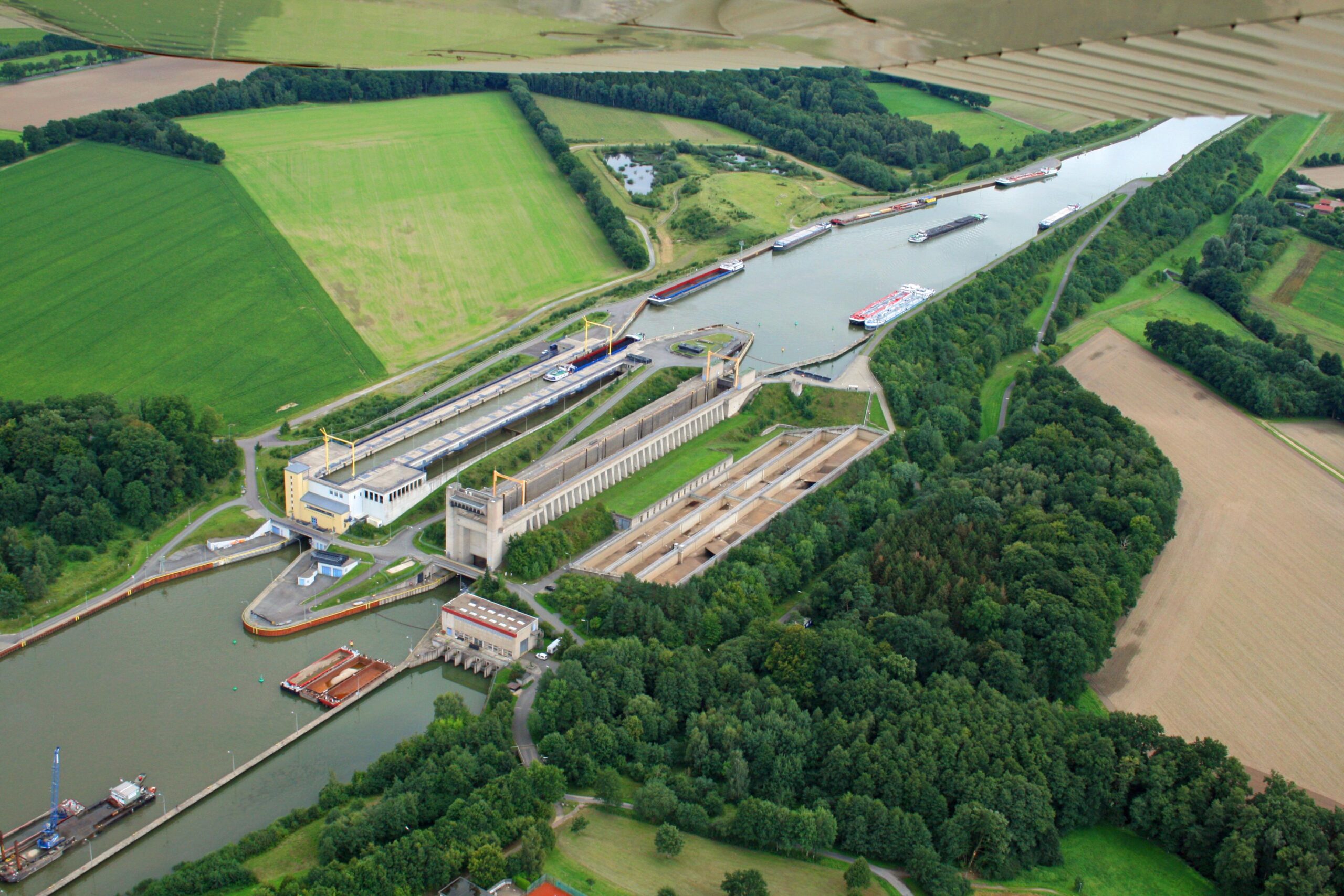 Luftaufnahme der Schleuse Uelzen am Elbe-Seitenkanal mit Schleusenkammern und Betriebsgebäuden
